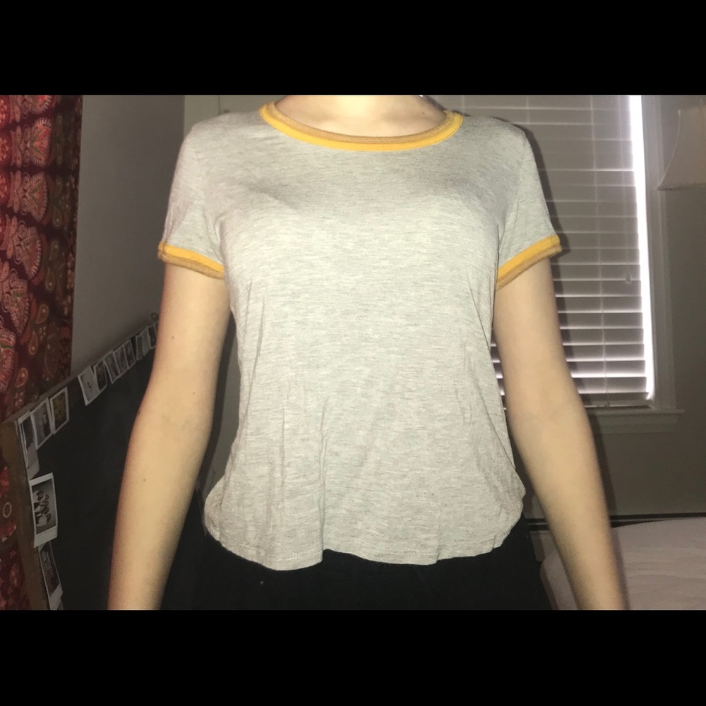 grey and yellow tee shirt